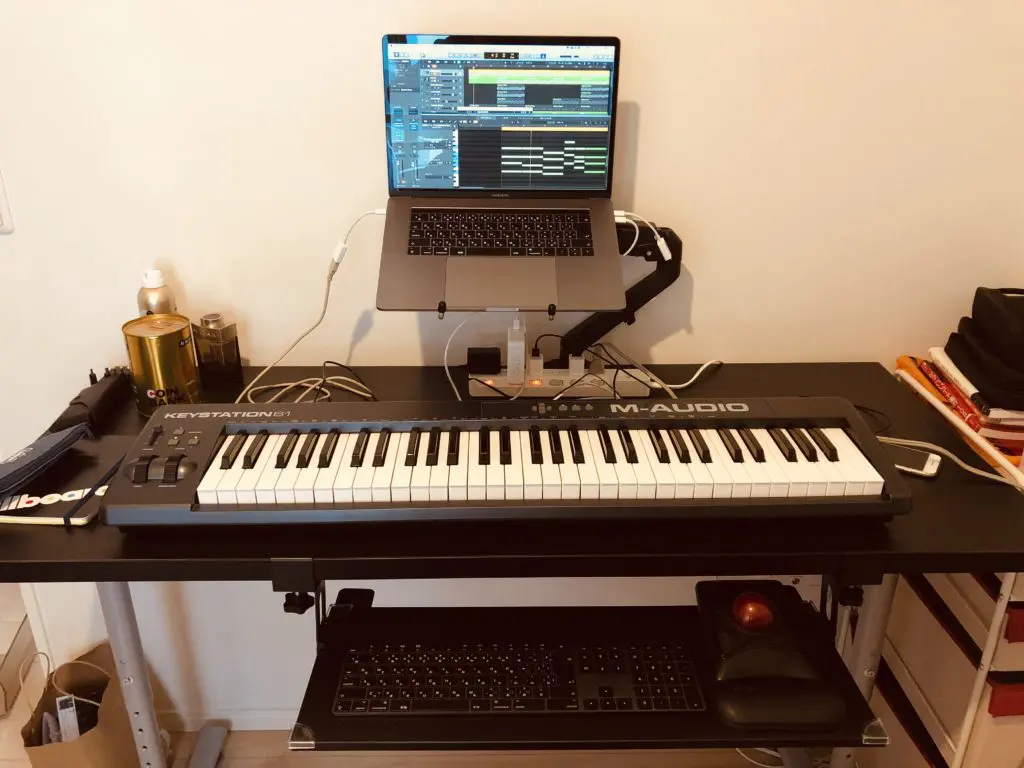 Dtm 狭いデスクにはモニターアームとキーボードスライダーで機材の配置を整理 Good Music Life Style